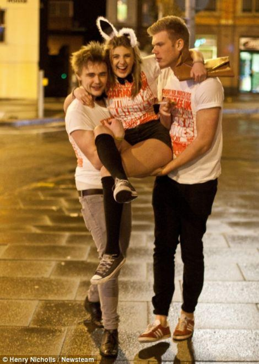 Half-naked drunk students of Britain - this is how the "Massacre" 2014 went Half-naked drunk students of Britain - this is how the "Massacre" 2014 went