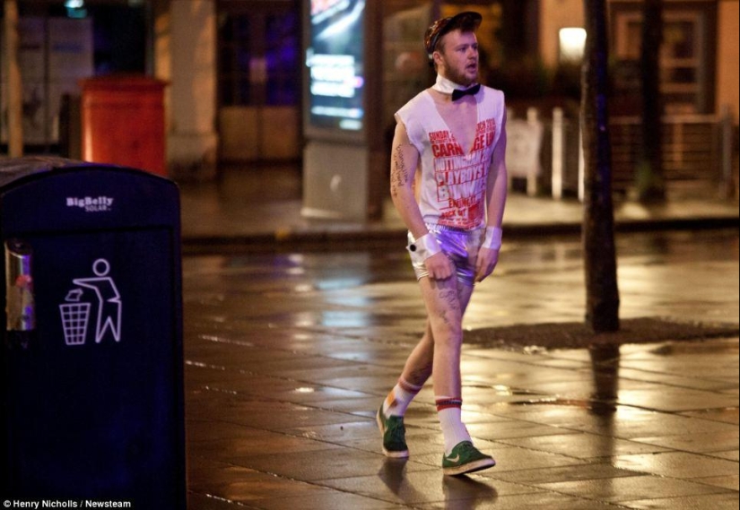 Half-naked drunk students of Britain - this is how the "Massacre" 2014 went Half-naked drunk students of Britain - this is how the "Massacre" 2014 went