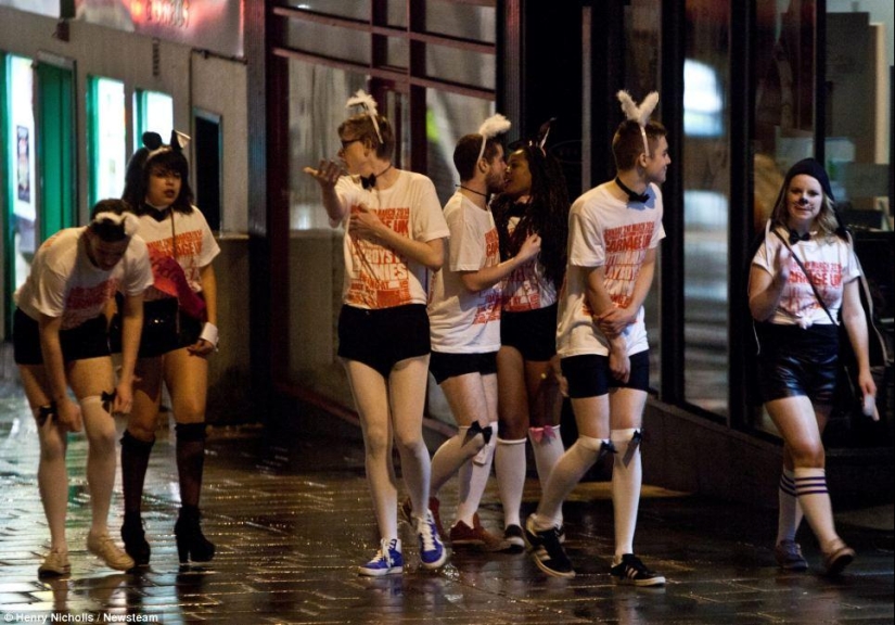 Half-naked drunk students of Britain - this is how the "Massacre" 2014 went Half-naked drunk students of Britain - this is how the "Massacre" 2014 went
