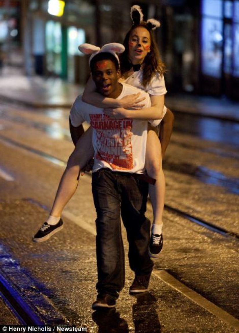 Half-naked drunk students of Britain - this is how the "Massacre" 2014 went Half-naked drunk students of Britain - this is how the "Massacre" 2014 went