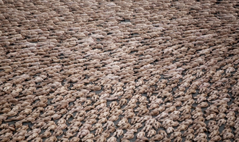 Hambruna: Spencer Tunick volverá a desnudar a todos Hambruna: Spencer Tunick volverá a desnudar a todos