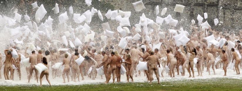 Hambruna: Spencer Tunick volverá a desnudar a todos Hambruna: Spencer Tunick volverá a desnudar a todos
