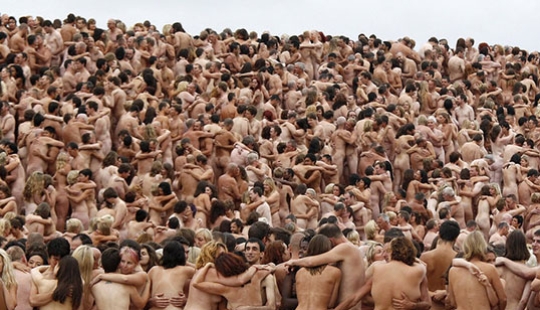 Hambruna: Spencer Tunick volverá a desnudar a todos Hambruna: Spencer Tunick volverá a desnudar a todos