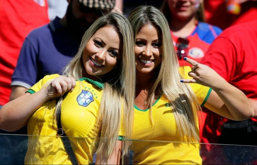 Hermosas porristas brasileñas llaman la atención con su apariencia brillante