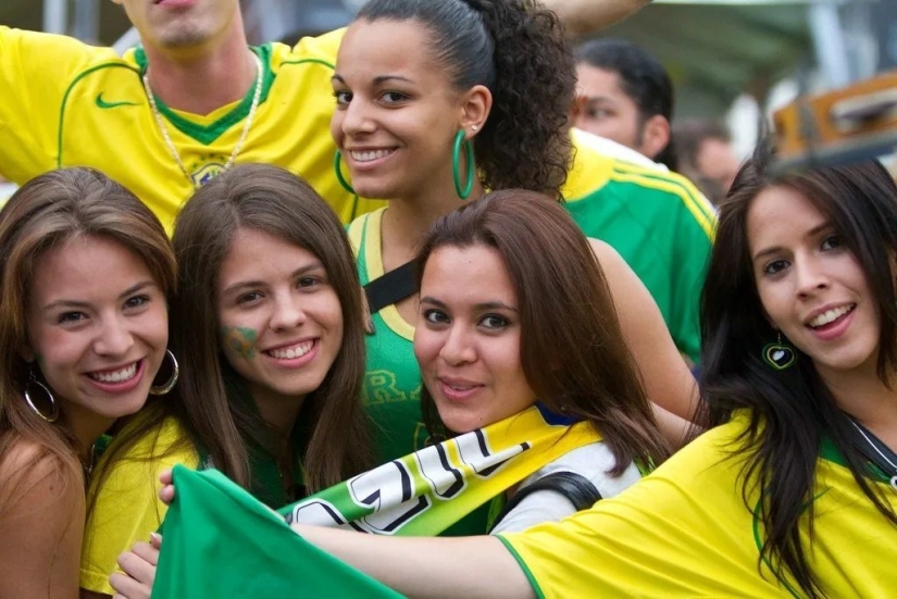 Hermosas porristas brasileñas llaman la atención con su apariencia brillante
