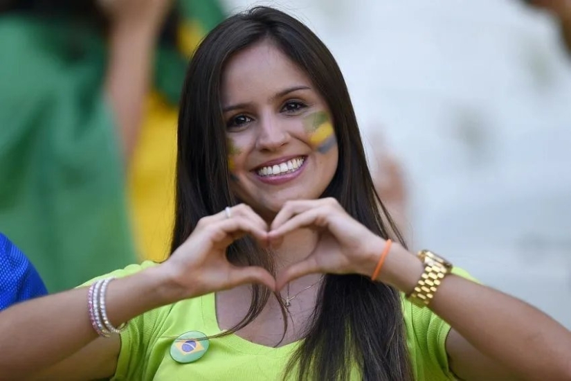 Hermosas porristas brasileñas llaman la atención con su apariencia brillante