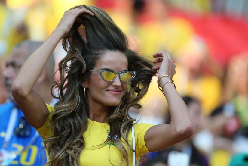 Hermosas porristas brasileñas llaman la atención con su apariencia brillante