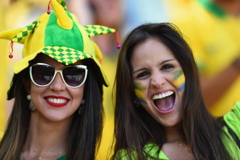 Hermosas porristas brasileñas llaman la atención con su apariencia brillante