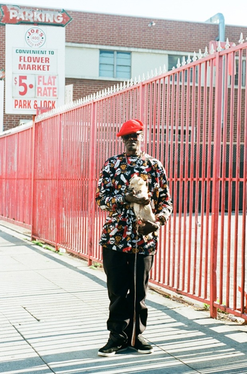 Hipsters are resting - in the frame are inhabitants of the outskirts, unmercenaries and homeless people Hipsters are resting - in the frame are inhabitants of the outskirts, unmercenaries and homeless people