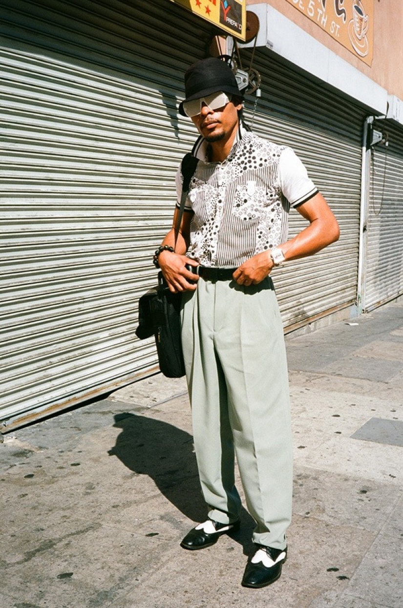 Hipsters are resting - in the frame are inhabitants of the outskirts, unmercenaries and homeless people Hipsters are resting - in the frame are inhabitants of the outskirts, unmercenaries and homeless people