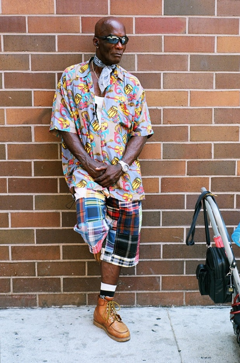 Hipsters are resting - in the frame are inhabitants of the outskirts, unmercenaries and homeless people Hipsters are resting - in the frame are inhabitants of the outskirts, unmercenaries and homeless people