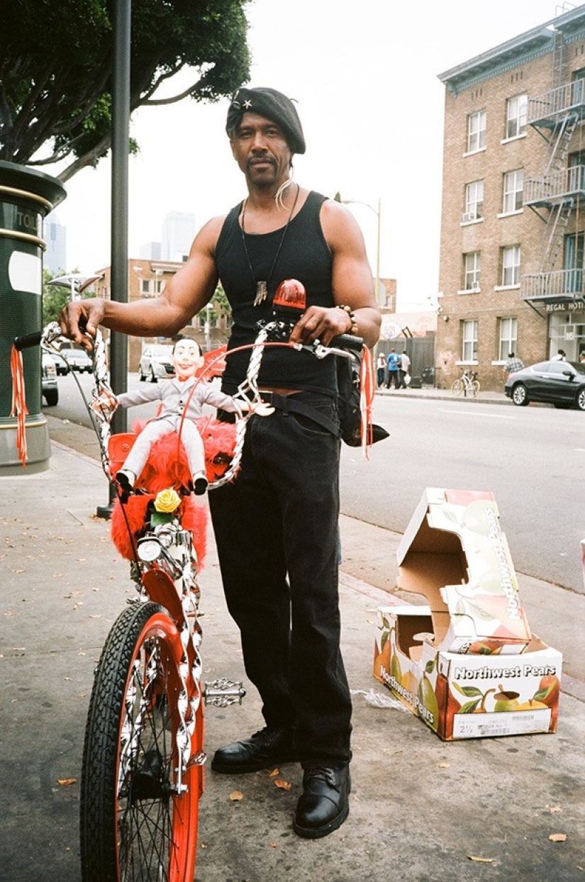 Hipsters are resting - in the frame are inhabitants of the outskirts, unmercenaries and homeless people Hipsters are resting - in the frame are inhabitants of the outskirts, unmercenaries and homeless people