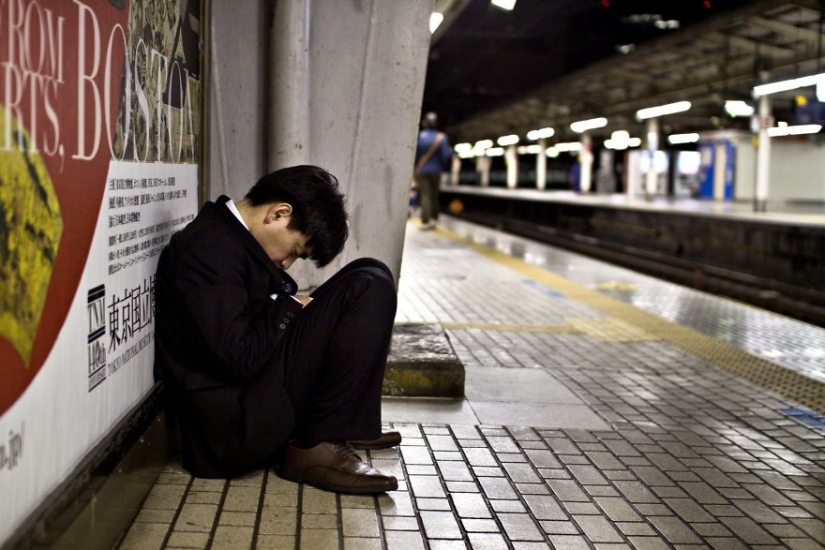 Hombre-máquina: la vida tragicómica de un plancton de oficina japonés