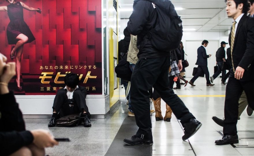 Hombre-máquina: la vida tragicómica de un plancton de oficina japonés