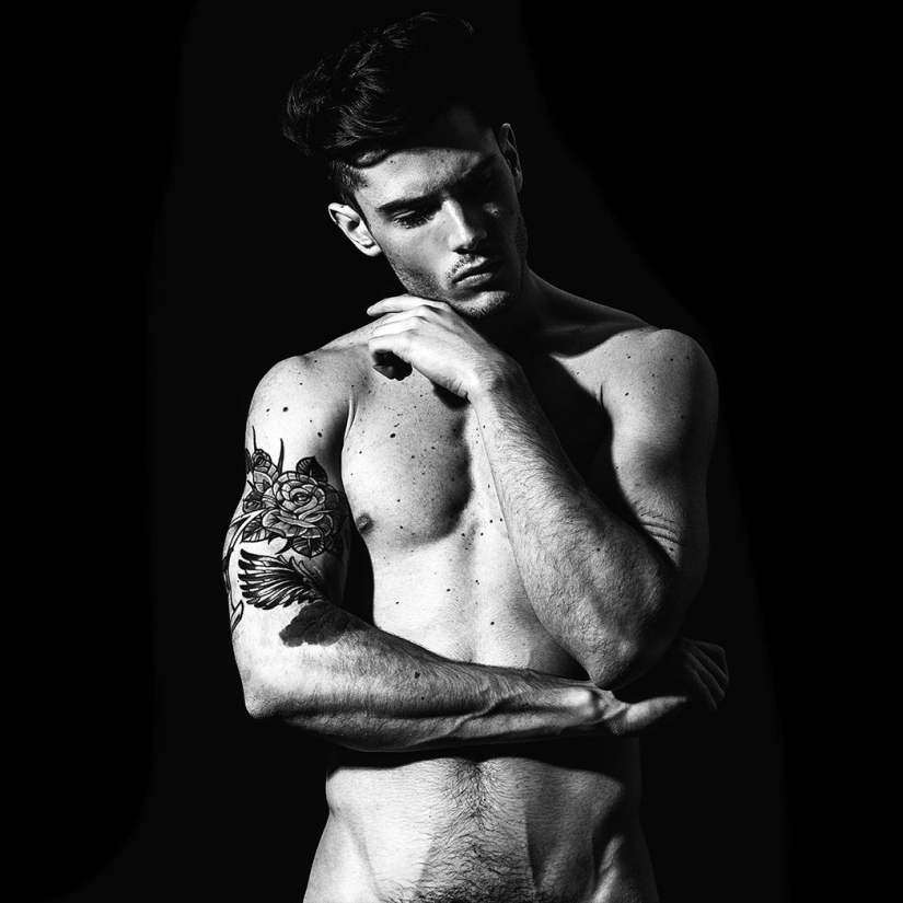 Hombres tatuados desnudos: en primer lugar, ¡es hermoso!