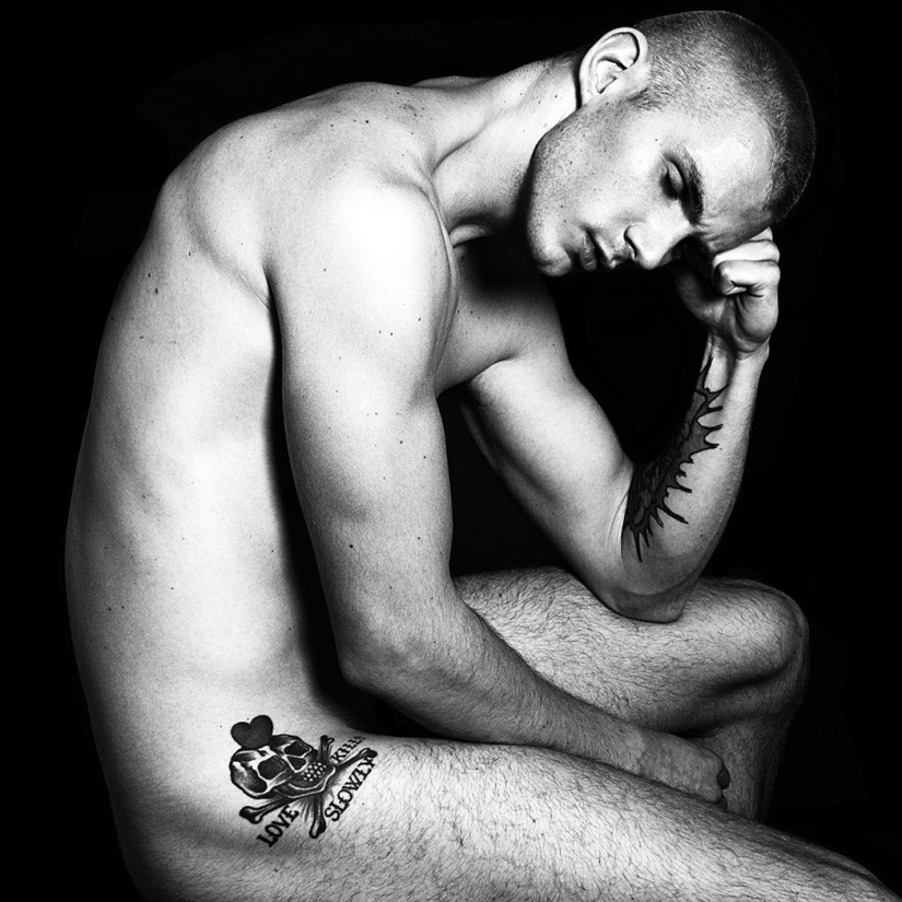 Hombres tatuados desnudos: en primer lugar, ¡es hermoso!