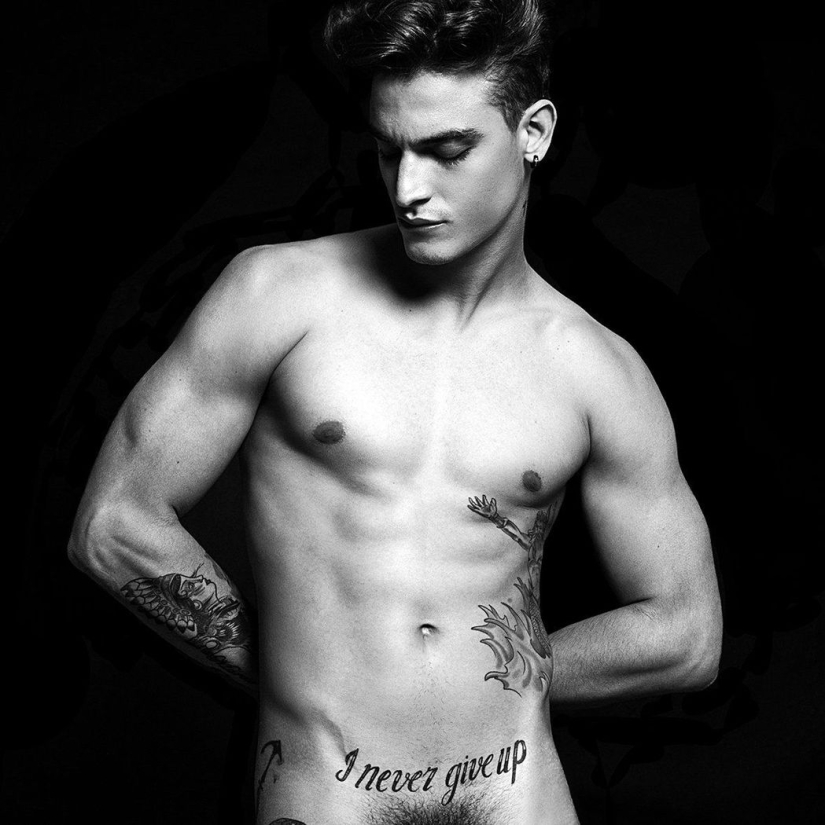 Hombres tatuados desnudos: en primer lugar, ¡es hermoso!