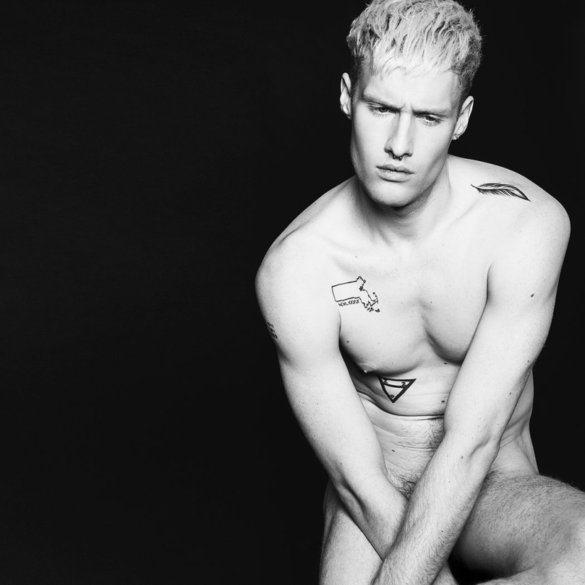 Hombres tatuados desnudos: en primer lugar, ¡es hermoso!