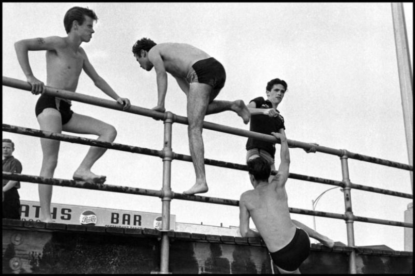 Honest and poignant photos from Bruce Davidson&#39;s album &quot;Brooklyn Gangs: Summer 1959&quot;