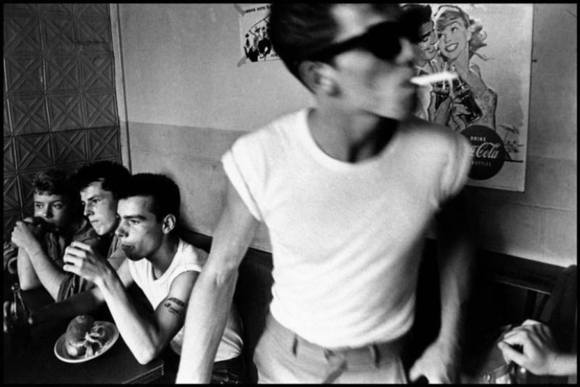 Honest and poignant photos from Bruce Davidson&#39;s album &quot;Brooklyn Gangs: Summer 1959&quot;