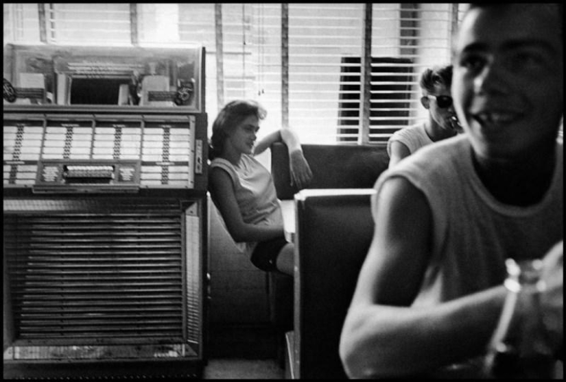 Honest and poignant photos from Bruce Davidson&#39;s album &quot;Brooklyn Gangs: Summer 1959&quot;