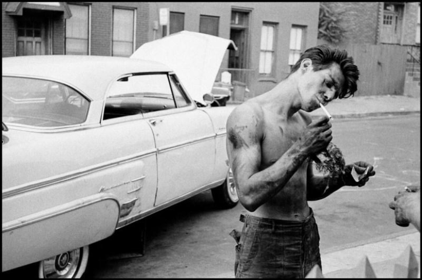 Honest and poignant photos from Bruce Davidson&#39;s album &quot;Brooklyn Gangs: Summer 1959&quot;
