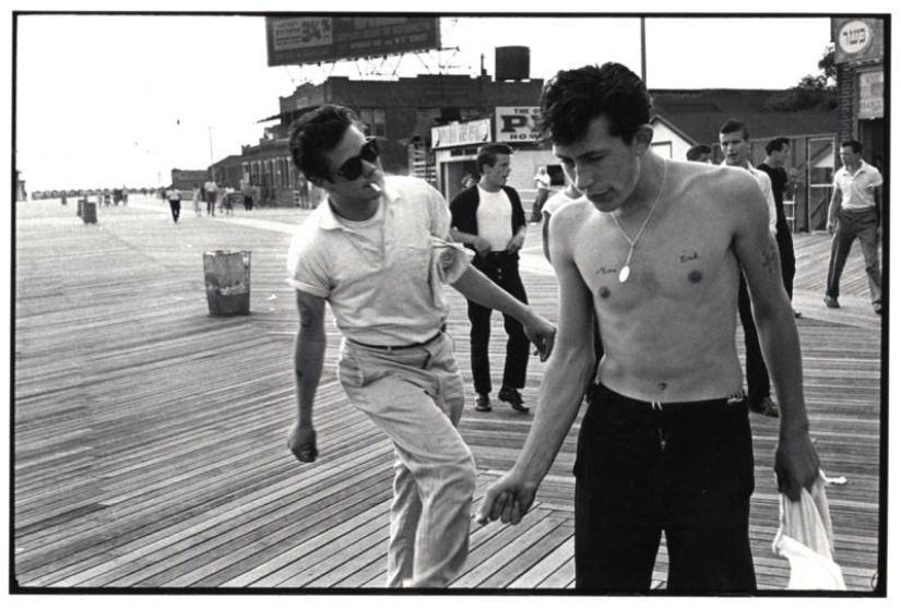 Honest and poignant photos from Bruce Davidson&#39;s album &quot;Brooklyn Gangs: Summer 1959&quot;