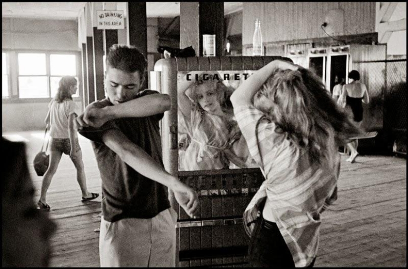 Honest and poignant photos from Bruce Davidson&#39;s album &quot;Brooklyn Gangs: Summer 1959&quot;