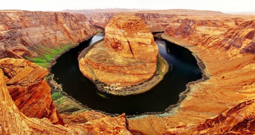Horseshoe Bend - a bend in the river in Colorado Horseshoe Bend - a bend in the river in Colorado