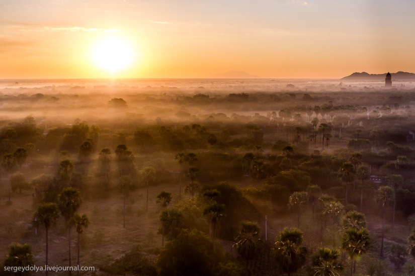 Hot air balloon flight over Bagan Hot air balloon flight over Bagan