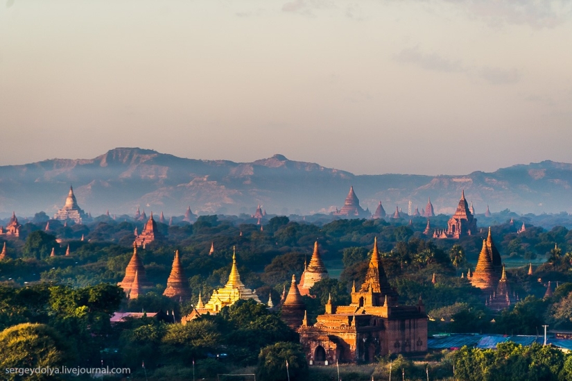 Hot air balloon flight over Bagan Hot air balloon flight over Bagan