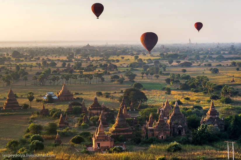 Hot air balloon flight over Bagan Hot air balloon flight over Bagan