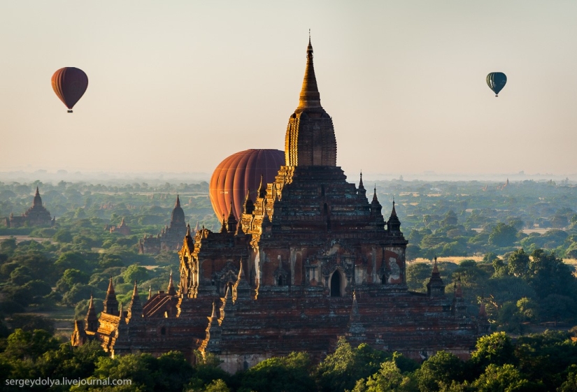 Hot air balloon flight over Bagan Hot air balloon flight over Bagan