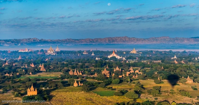 Hot air balloon flight over Bagan Hot air balloon flight over Bagan