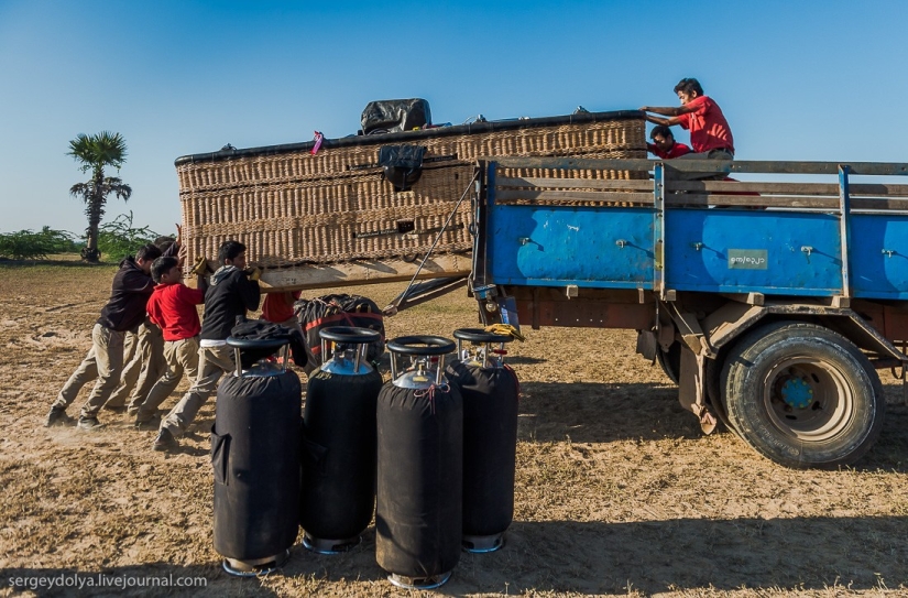 Hot air balloon flight over Bagan Hot air balloon flight over Bagan