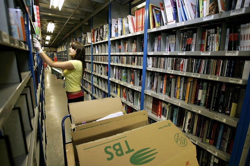 How Amazon warehouses around the world work