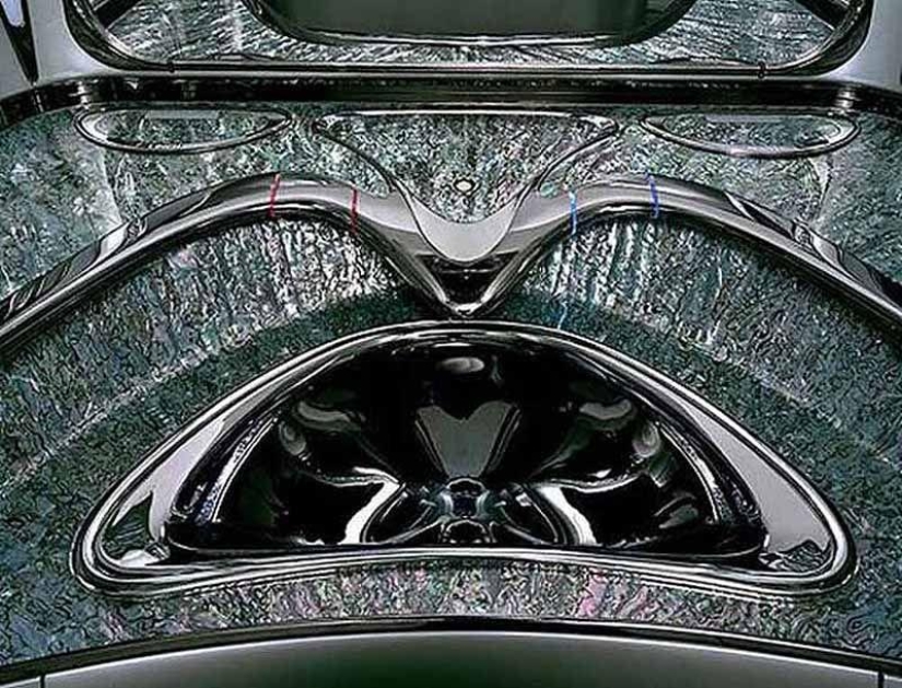 How and on what the "powerful of this world" fly