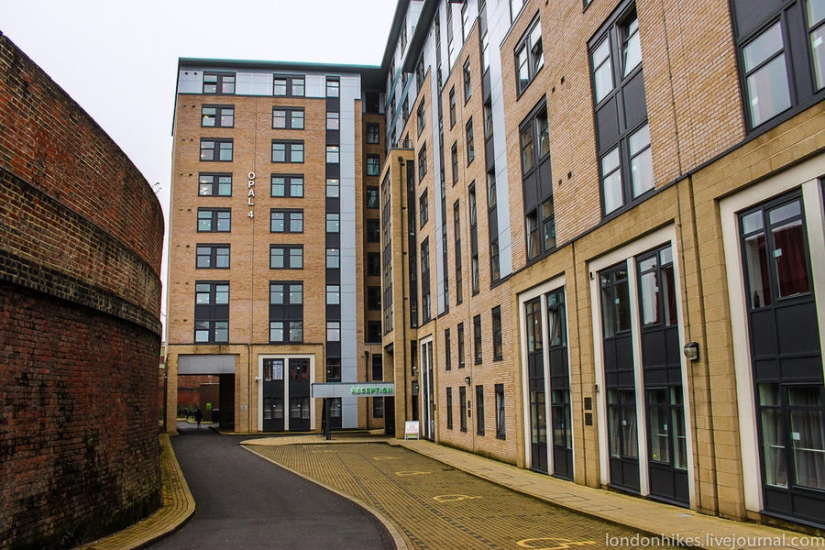 How do students live in London