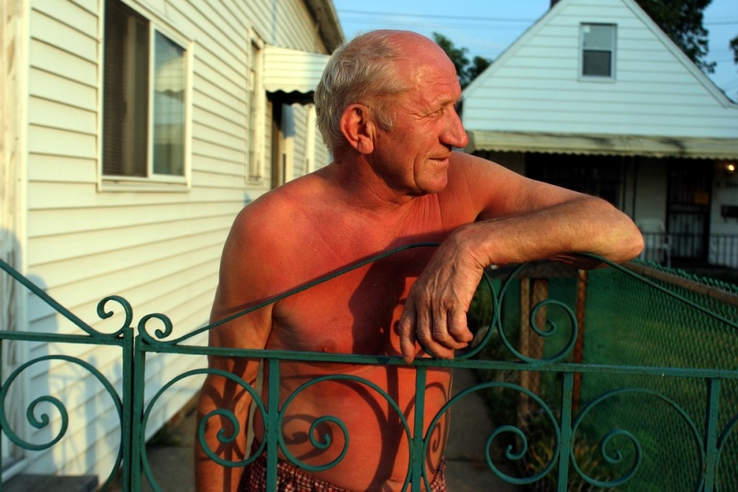 How do the inhabitants of the Detroit suburbs live?