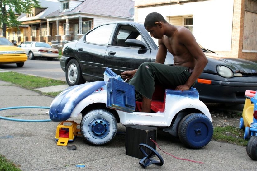 How do the inhabitants of the Detroit suburbs live?