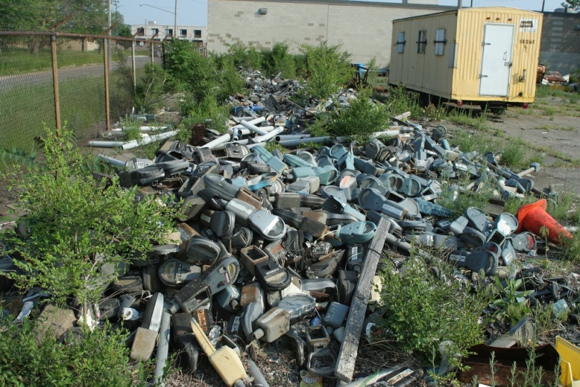 How do the inhabitants of the Detroit suburbs live?