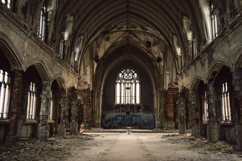 How do the inhabitants of the Detroit suburbs live?