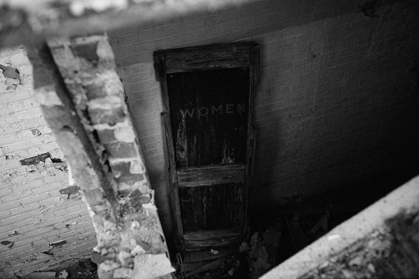 How do the inhabitants of the Detroit suburbs live?