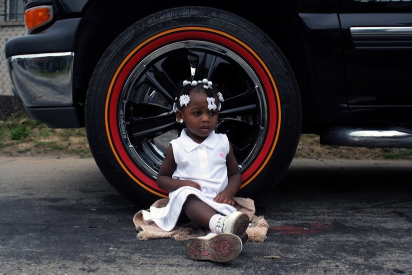 How do the inhabitants of the Detroit suburbs live?