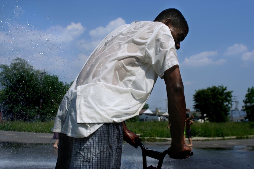 How do the inhabitants of the Detroit suburbs live?