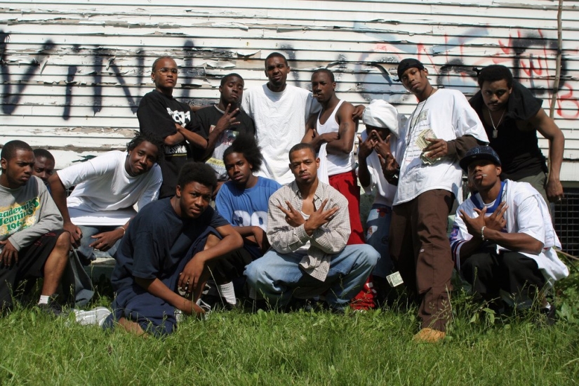 How do the inhabitants of the Detroit suburbs live?