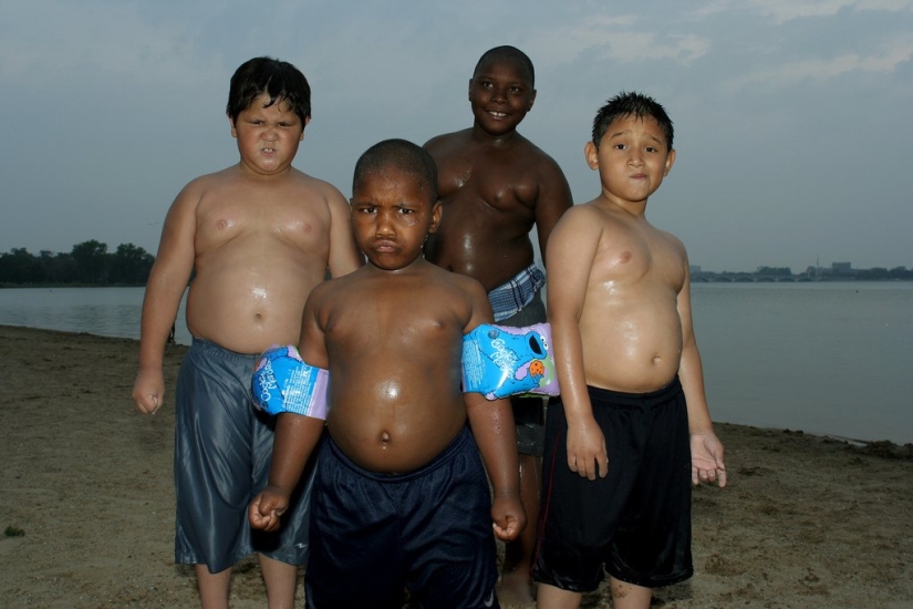 How do the inhabitants of the Detroit suburbs live?