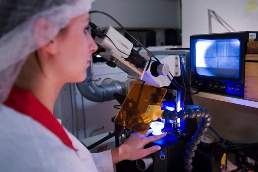 How famous Leica cameras are assembled