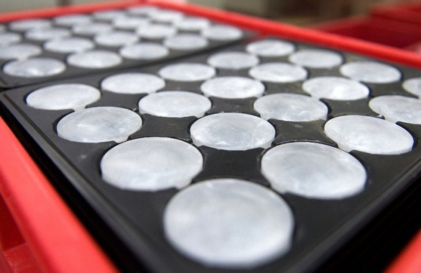 How famous Leica cameras are assembled