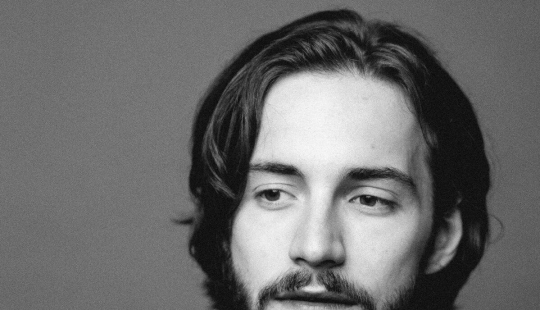 How men in love behave How men in love behave